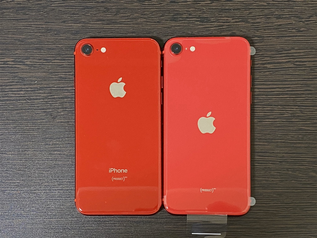 価格.com - 『8の赤(左)と新型SE(右)の赤』Apple iPhone SE (第2世代) (PRODUCT)RED 64GB SIMフリー  [レッド] mitsukikoさんのレビュー・評価投稿画像・写真「価格と性能は良いが、不満もある。」[515559]