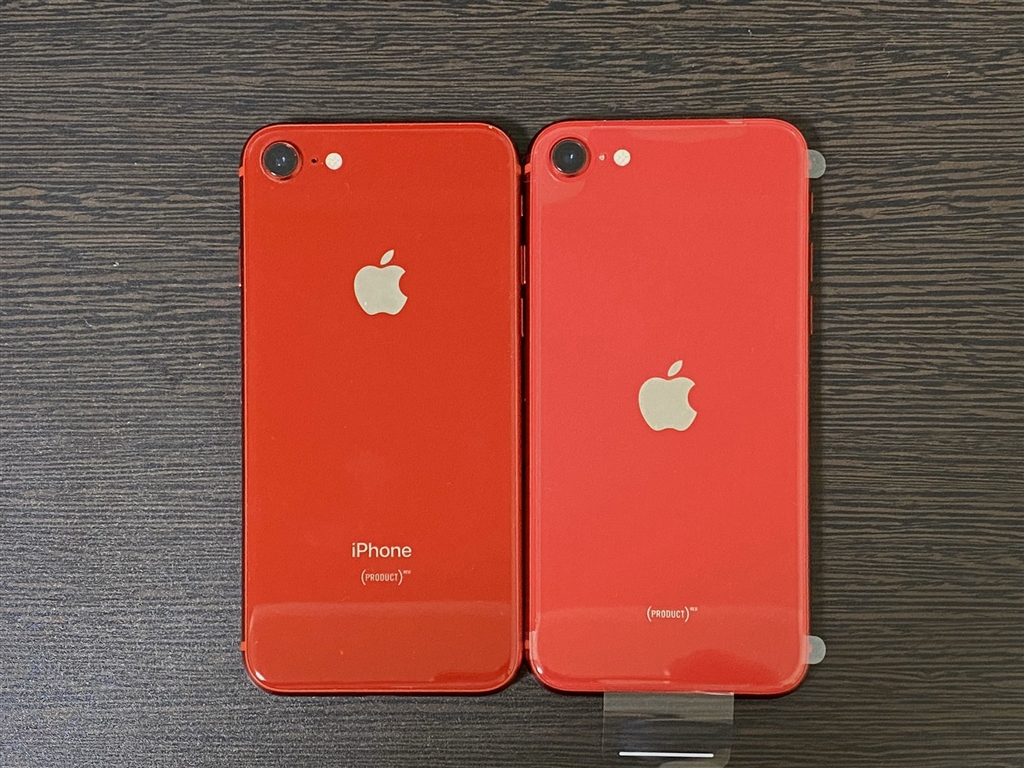 価格.com - 『8の赤(左)と新SEの赤(右)』Apple iPhone SE (第2世代) (PRODUCT)RED 64GB SIM