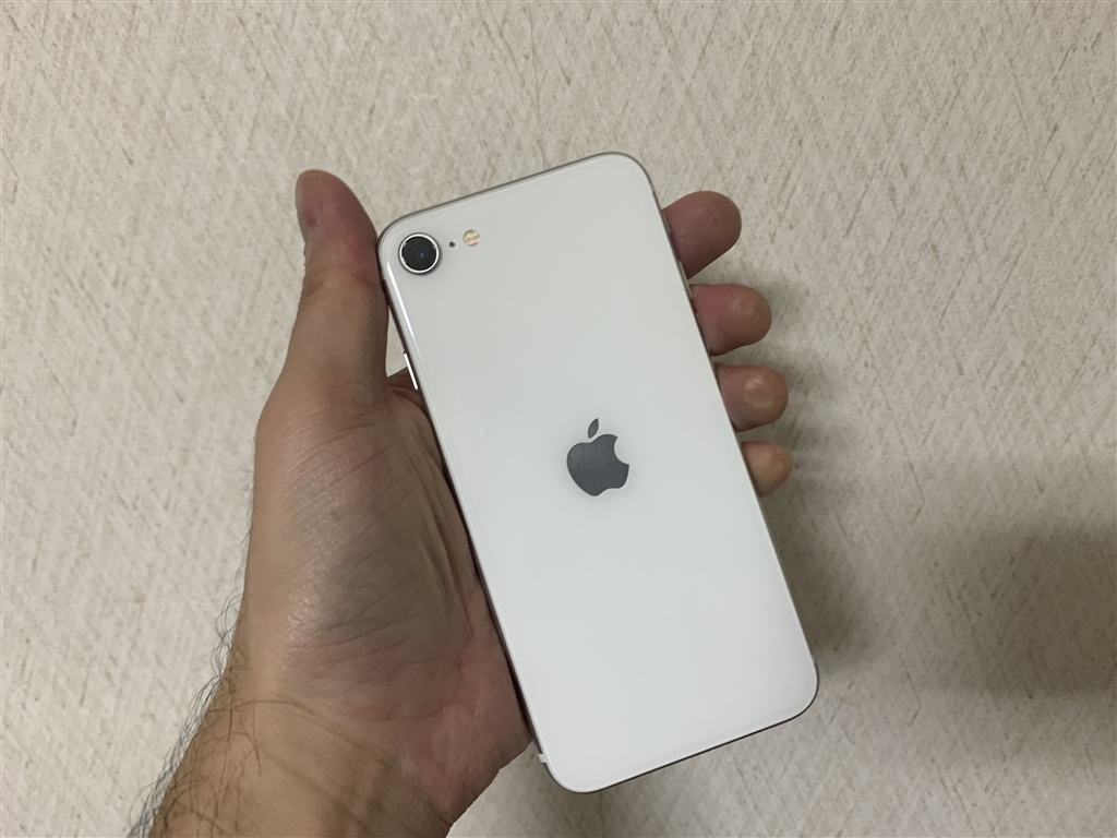 価格.com - 『背面。ホワイトが鮮やか。』Apple iPhone SE (第2世代) 64GB SIMフリー [ホワイト] 三浦一紀さん