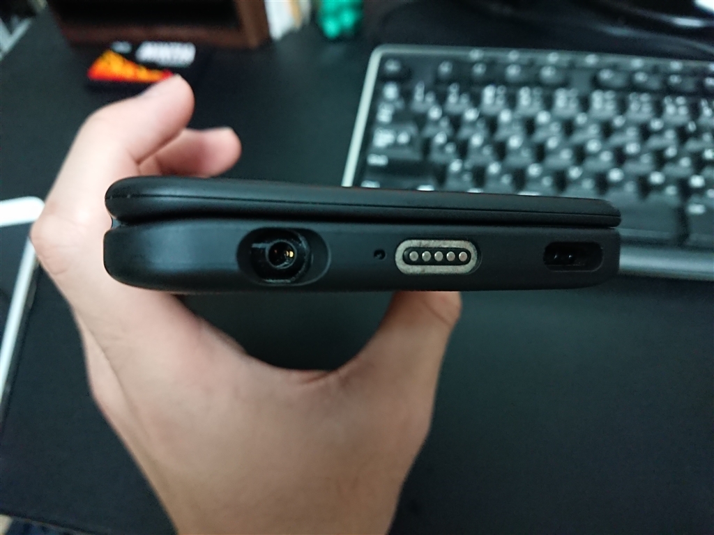 価格.com - 『デュアルスクリーンのイヤホンジャック開口部と、面倒な充電アダプタ用端子』LGエレクトロニクス LG G8X ThinQ