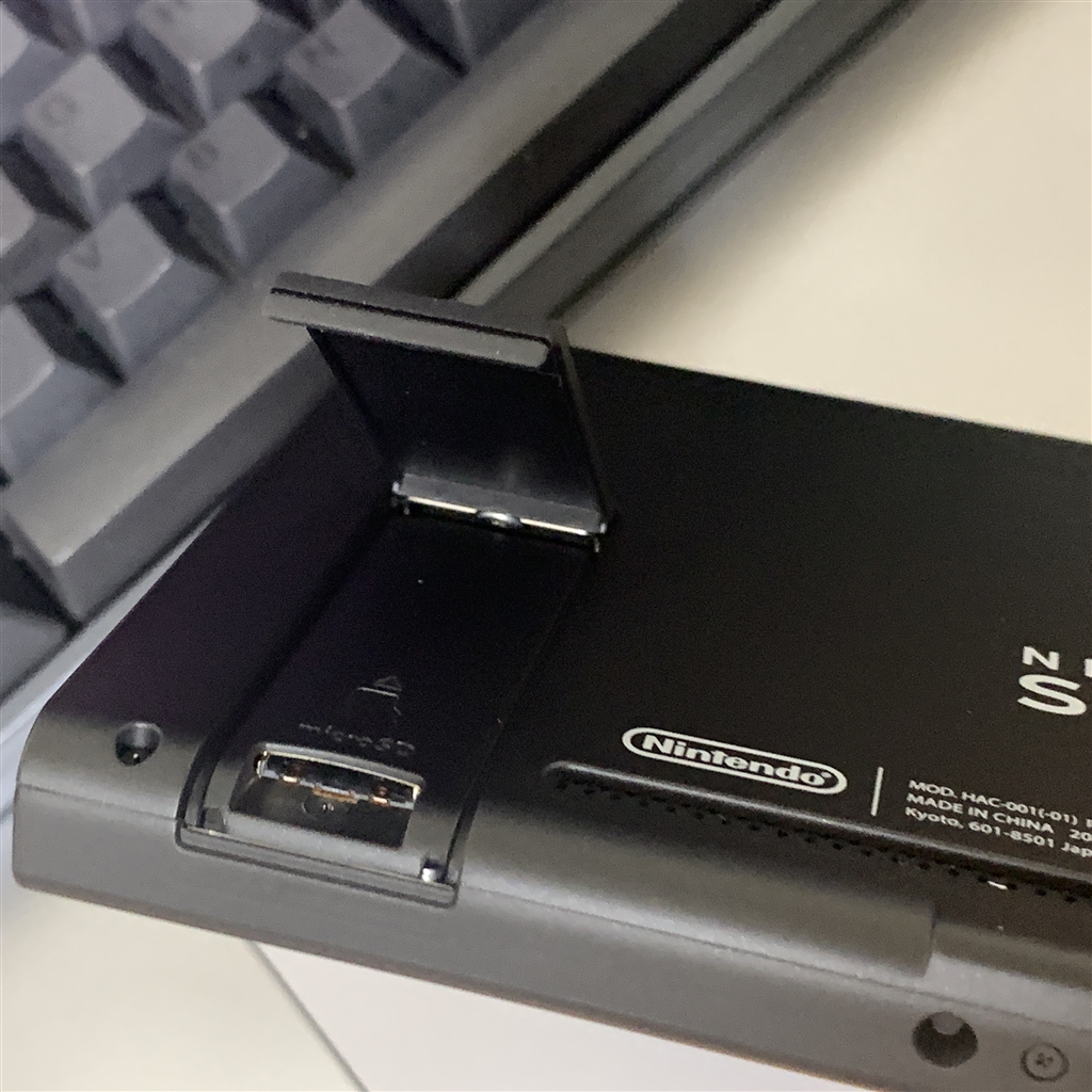 価格.com - 『本体裏側にあるスタンドを上げるとmicroSDカードスロットがある。』任天堂 Nintendo Switch HAD-S