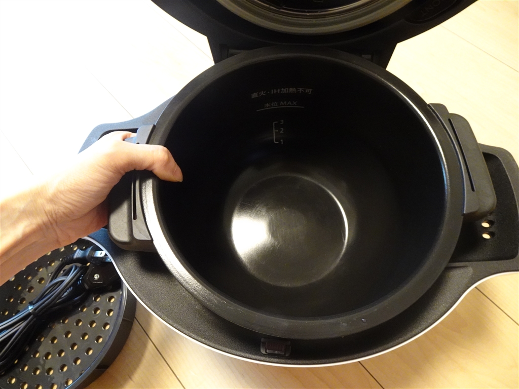 価格.com - 『本体内部。内鍋がフッ素加工に！』シャープ ヘルシオ