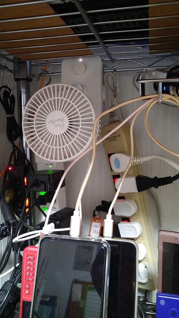 価格 Com フレキシブルアームのおかげでこんな使い方もできます エレコム Flowflowflow Fan U7nv ネイビー まぐたろうさんのレビュー 評価投稿画像 写真 私はこの製品を とても優秀な物であると評価します