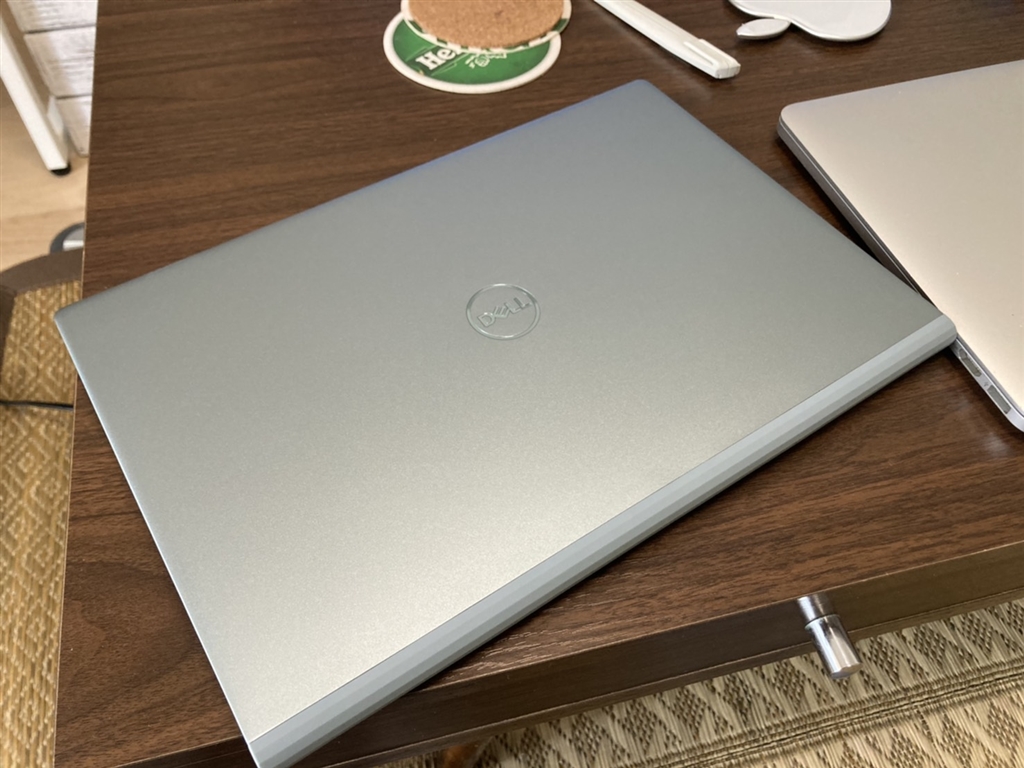 価格.com - 『エデンカラー(右に見えるのはMacBook)』Dell Inspiron 14