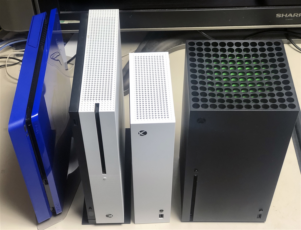 価格.com - 『斜め上からPS4、Xbox One S、Xbox Series S、Xbox Series X』マイクロソフト Xbox