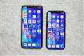iPhone XR(左)とのサイズ比較