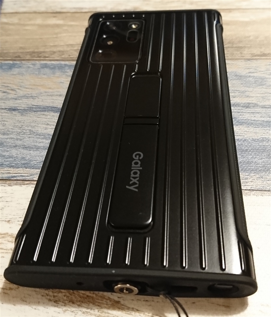 価格.com - 『ケースをつけるとカメラの出っ張りがなくなり、安定感が