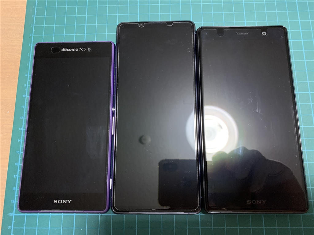 価格 Com Z2 左 と1 とxz2p 右 とサイズ比較 ソニーモバイルコミュニケーションズ Xperia 1 Ii Simフリー パープル Acテンペストさんのレビュー 評価投稿画像 写真 縛りと迷いから解放されたハイスペックsimフリーモデル