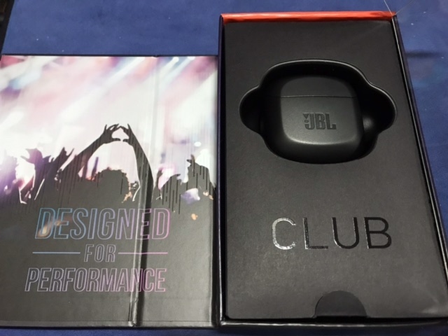『開けると真ん中に充電ケース、中にイヤホンが入ってます。』JBL CLUB PRO+ TWS