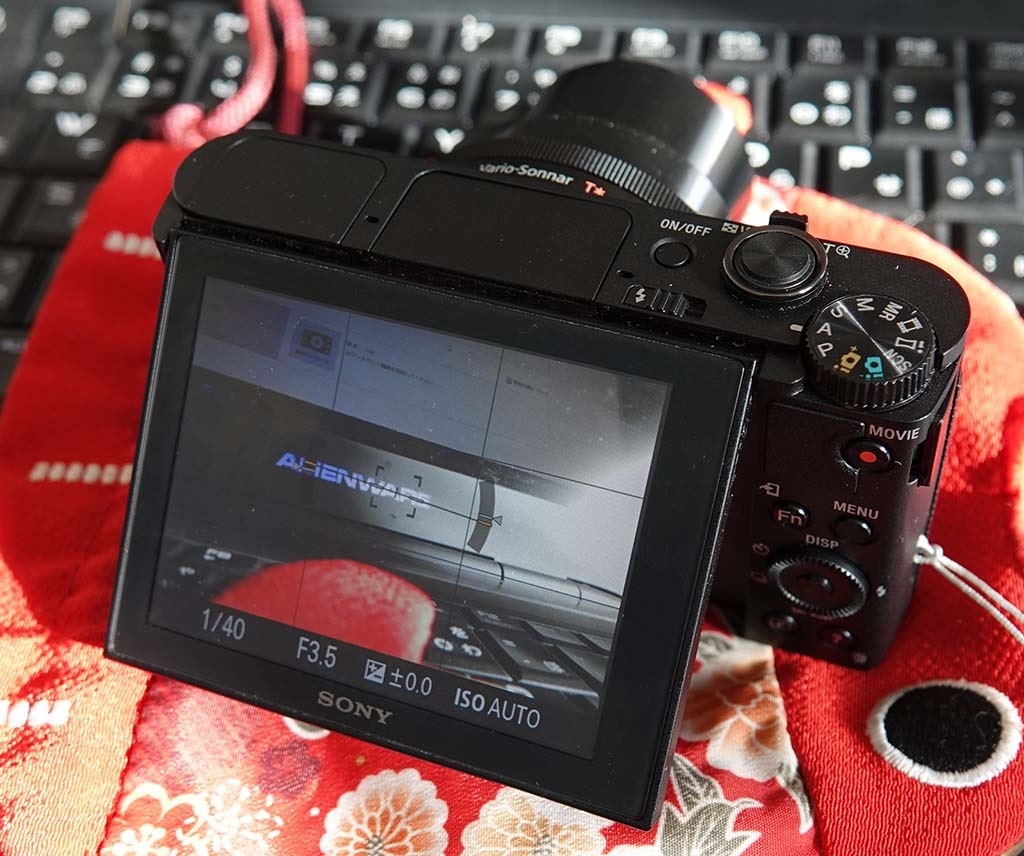 価格.com - 『液晶交換は簡単です、ケーブルを切らなければ