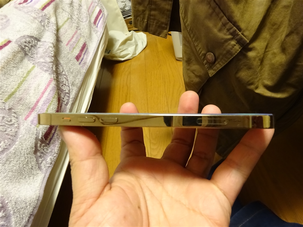 価格.com - 『側面。見た目は鏡でデジカメレンズが若干丸見え。』Apple