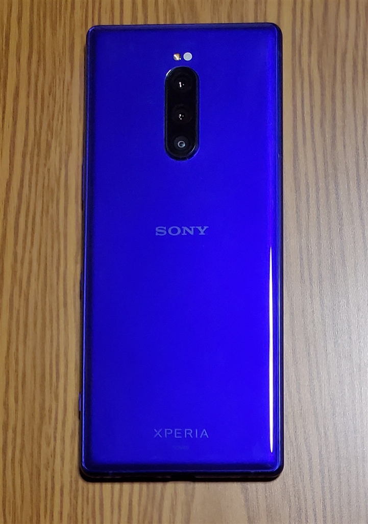 価格.com - 『パープルというよりはディープブルーな印象』SONY Xperia