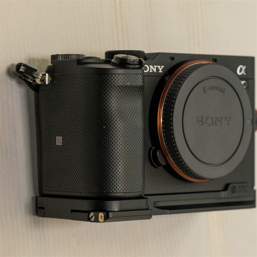 価格.com - 『たためば非常にコンパクトしかも底面はアルカスイス互換プレートです。』SONY α7C ILCE-7CL ズームレンズキット  [ブラック] つばめ徳さんさんのレビュー・評価投稿画像・写真「今ならα７cでしょう！。非常に満足度が高いカメラです。」[562847]