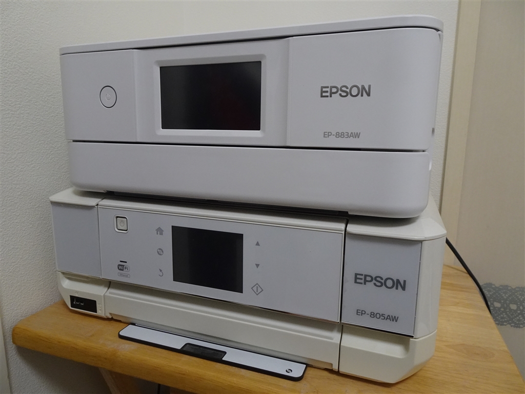 価格.com - 『「EP-805AW」（下）との比較。ほぼ同じサイズ。置き換えなのでサイズが一番の決め手』EPSON カラリオ EP