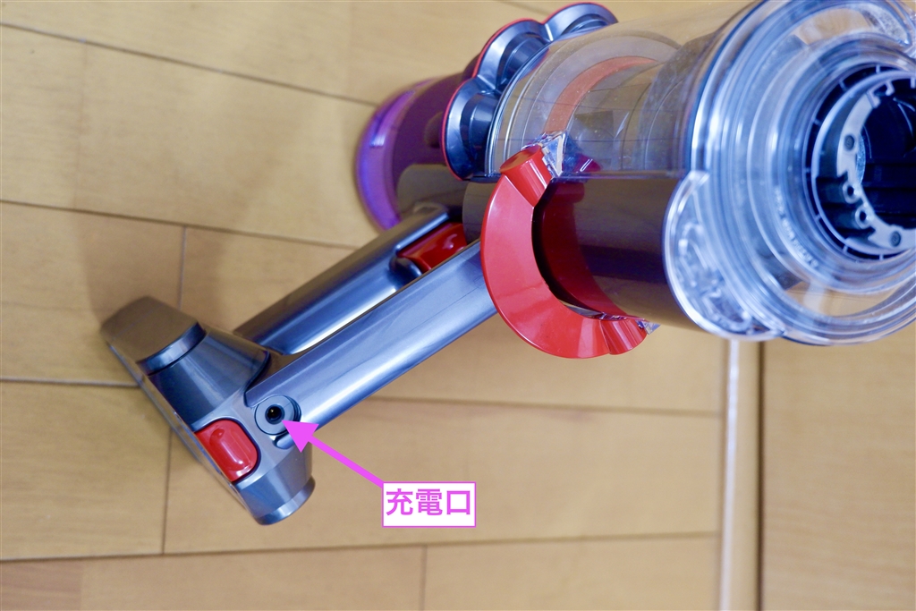 価格.com - 『バッテリー充電口。充電口はバッテリー本体に付いている。』ダイソン Dyson Digital Slim Fluffy SV18  FF 多賀一晃さんのレビュー・評価投稿画像・写真「ダイソンの万能モデル。ただし指が疲れる。」[569107]