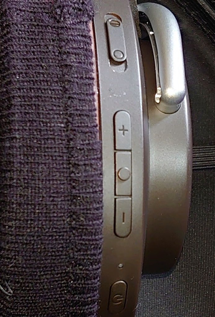 価格.com - 『右耳の後頭部側に集中配置されたスイッチ類。』SHURE