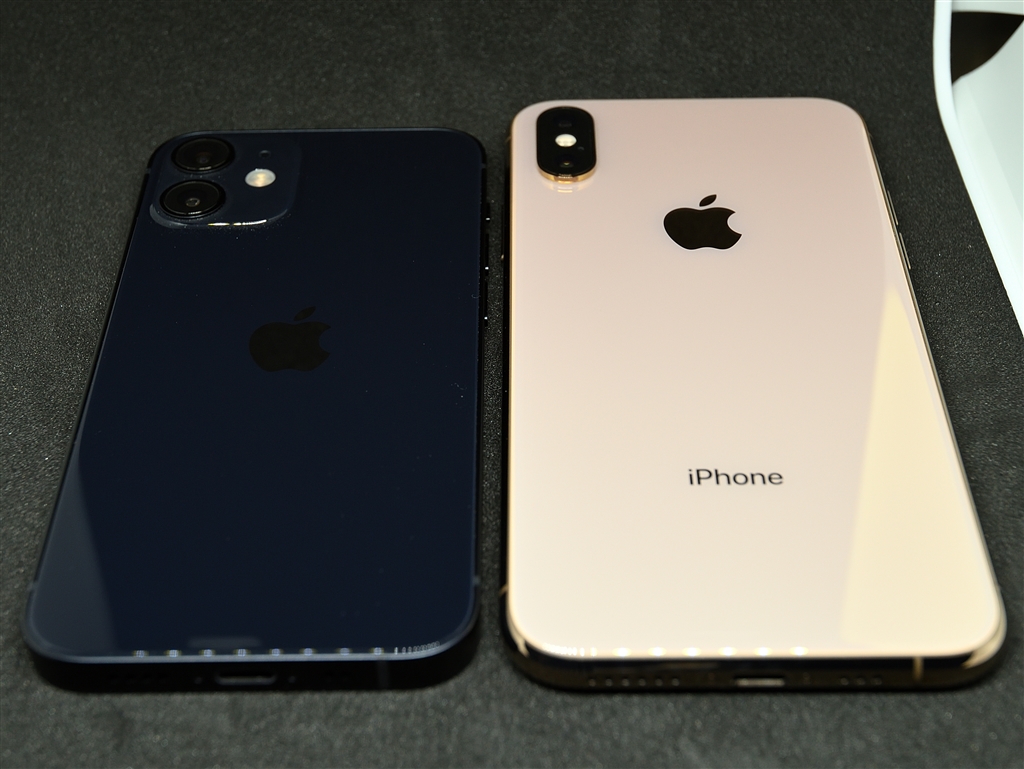 価格.com - 『左 iPHONE 12mini黒、右 iPHONE XSゴールド』Apple iPhone 12 mini 64GB