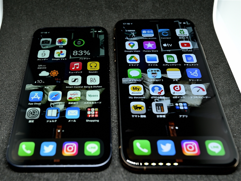 価格.com - 『左 iPHONE 12miniブラック、右 iPHONE XSゴールド』Apple iPhone 12 mini 64GB