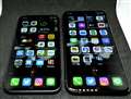 左 iPHONE 12miniブラック、右 iPHONE XSゴールド