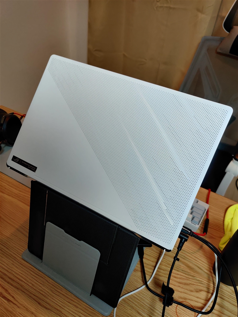 価格.com - 『Anime Matrixないけどスタイリッシュなデザイン。』ASUS