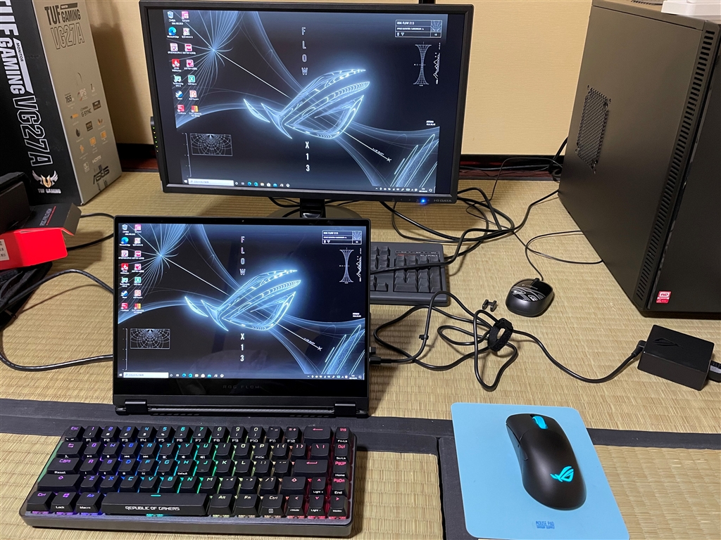 価格.com - 『外部ディスプレイやキーボード、マウスにつなげた様子