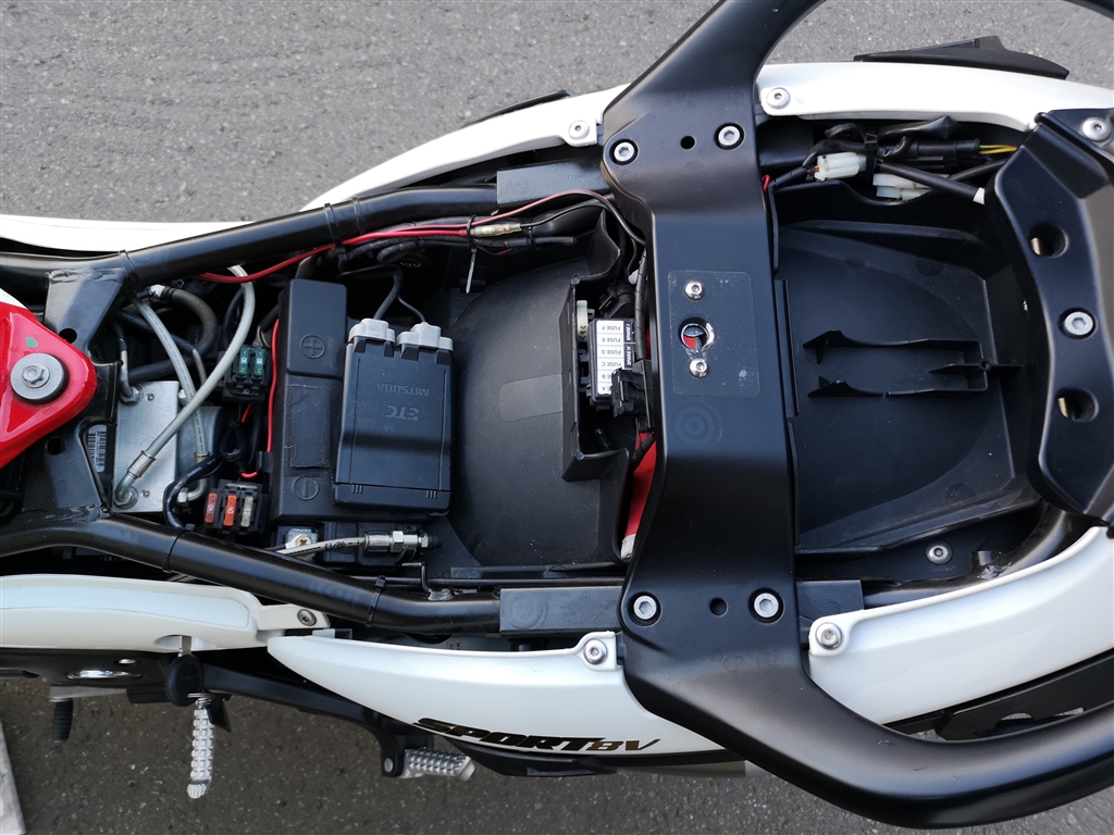 価格.com - 『シート下は最近のバイク同様、小さなモノしか収納
