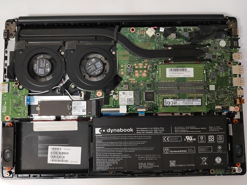 価格.com - 『裏蓋オープン。左下が2.5インチ空間』Dynabook PZ/HPB