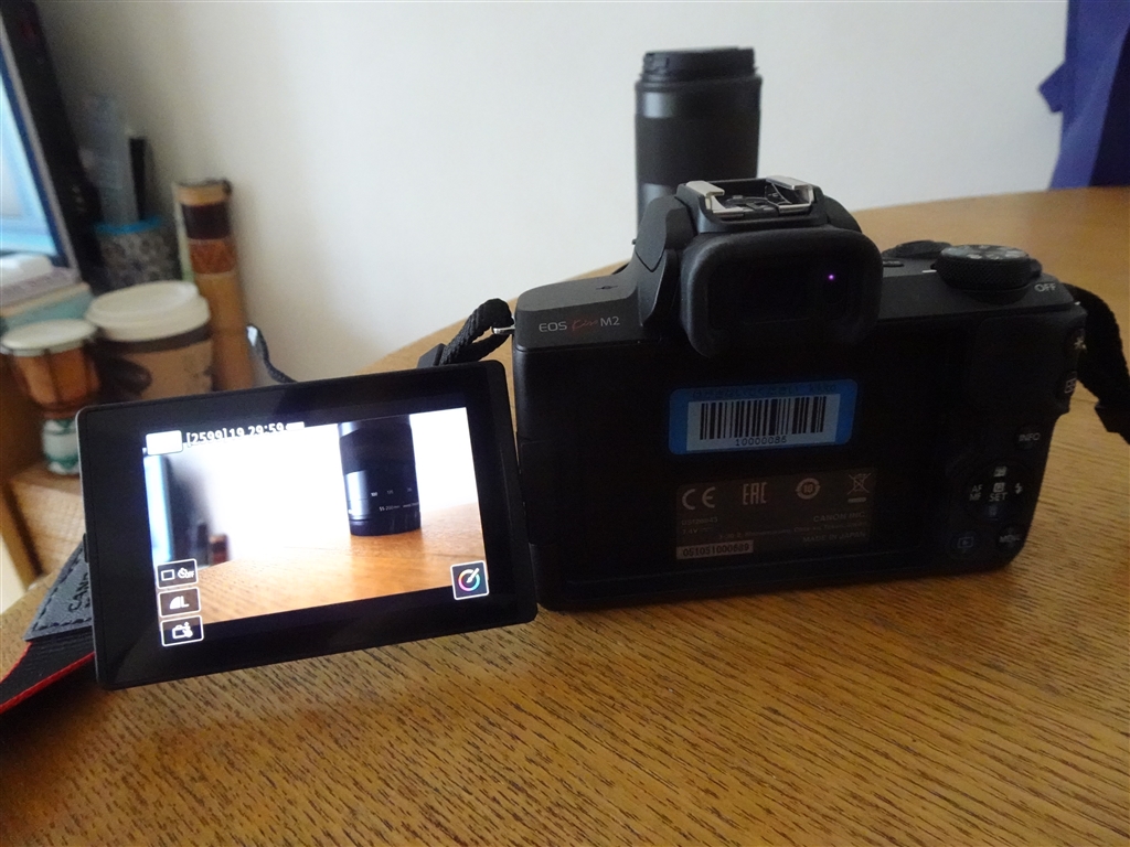 価格.com - 『角度を自由に調整できるバリアングル液晶で自撮りもOK