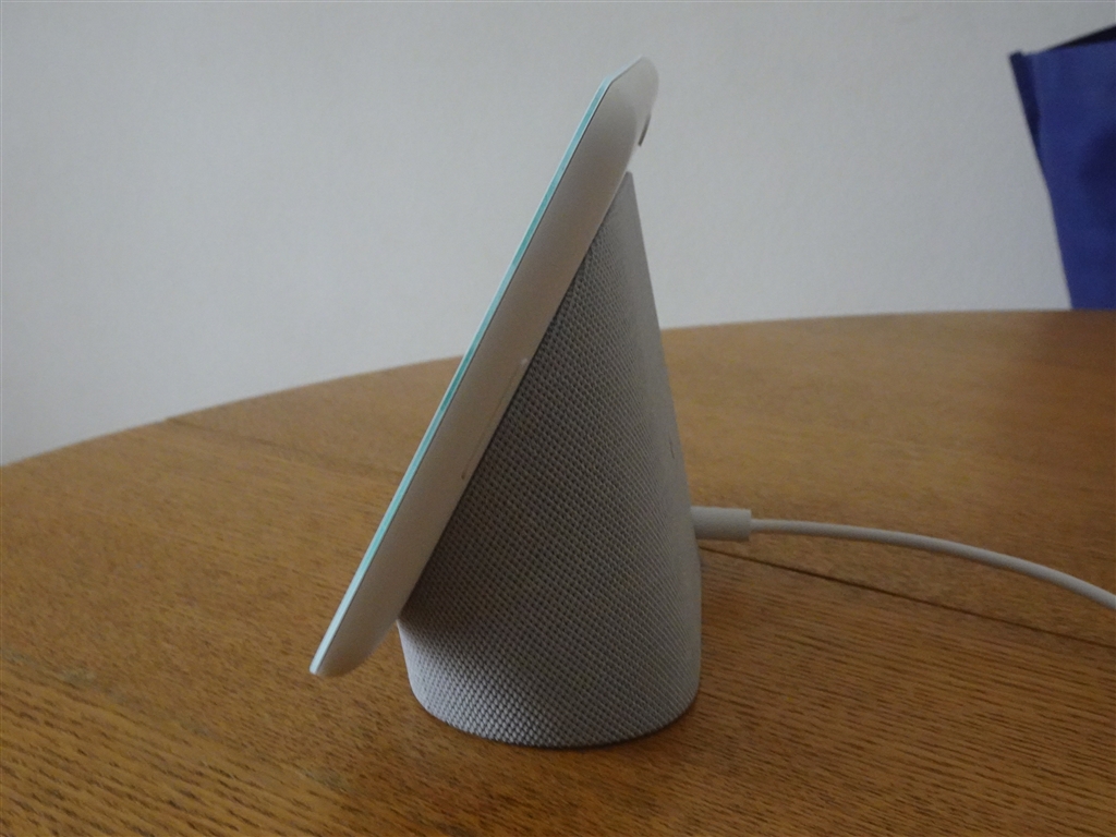 スピーカー Google  NEST HUB CHALK 価格.com - 『奥行を抑えつつもディスプレーは見やすい角度。右側面に