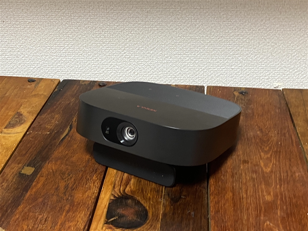 価格.com - 『本体側面のスタンドを立てることで斜め上に投影できる