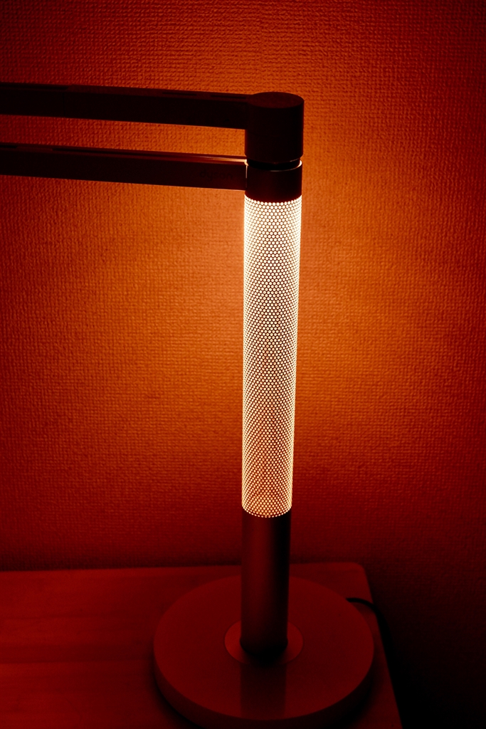 価格.com - 『アンビエントライト。電球色だと、赤〜オレンジが