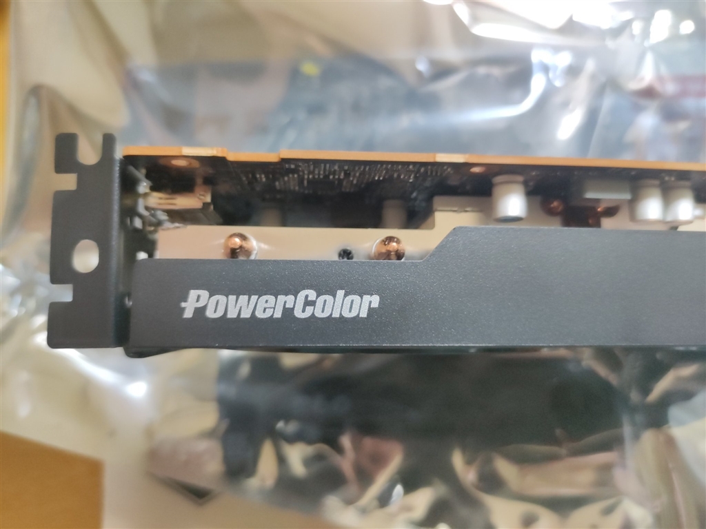 価格.com - 『側面、PowerColorのOEM製品のようです。』玄人志向 RD-RX6600XT-E8GB/DF [PCIExp 8GB]  58-08-2さんのレビュー・評価投稿画像・写真「コスト、性能、電力消費のバランスが取れた6000シリーズの優等生」[602883]