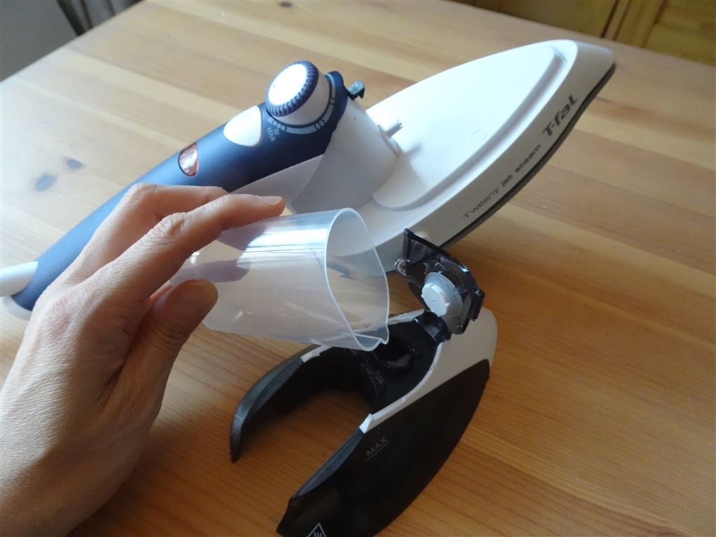 価格.com - 『給水タンクは着脱可能。付属の軽量カップで水を入れる