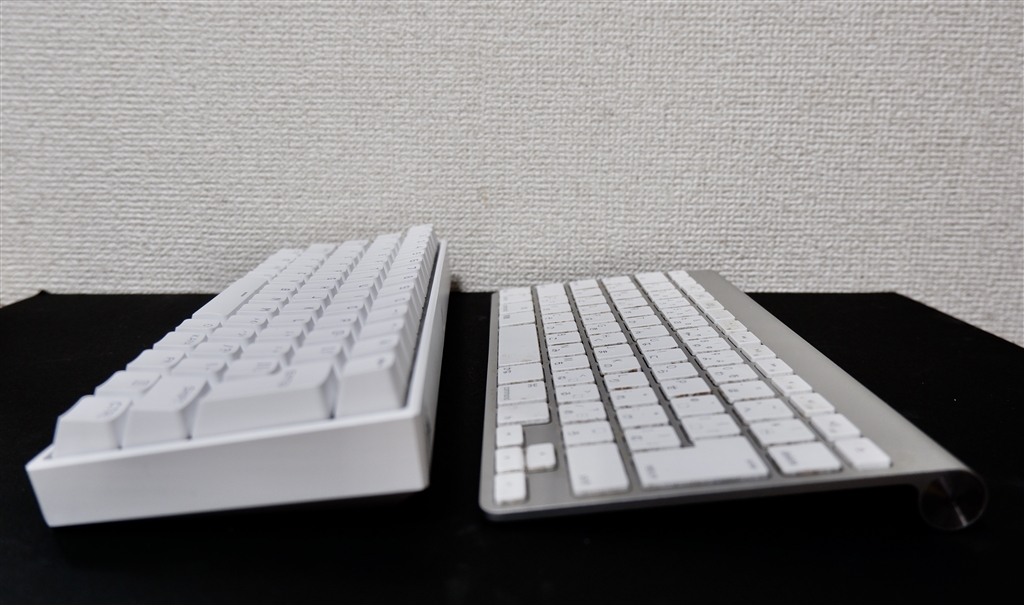 価格.com - 『キーボード 高さ。Apple純正のミニキーボード（右）に