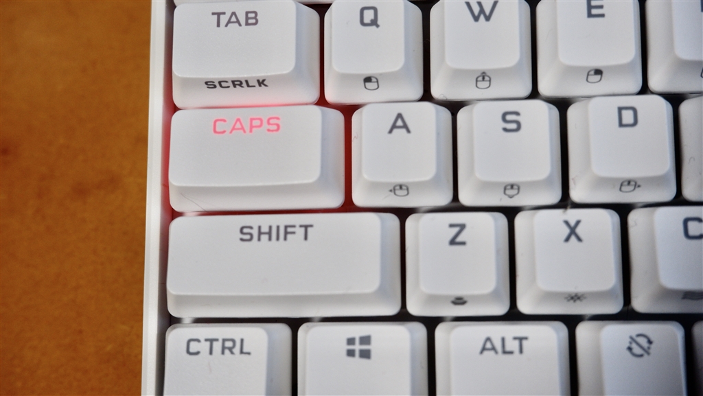 『CAPSロックすると、キーは赤く光る。光る色はキー毎に異なる。』Corsair K65 RGB MINI White CH
