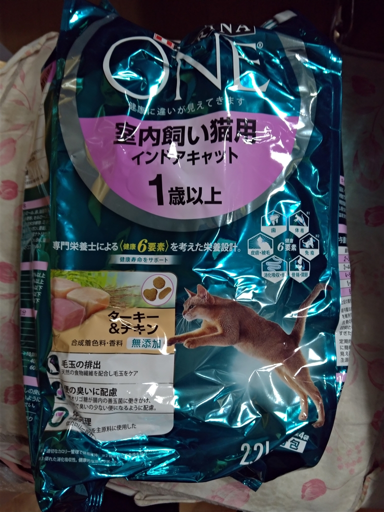 価格.com - ネスレ ピュリナ ワン 室内飼い猫用 インドアキャット 1歳以上 ターキー&チキン 2.2kg(550gx4袋)  まぐたろうさんのレビュー・評価投稿画像・写真「小分けされているので与えやすいですね」[618420]