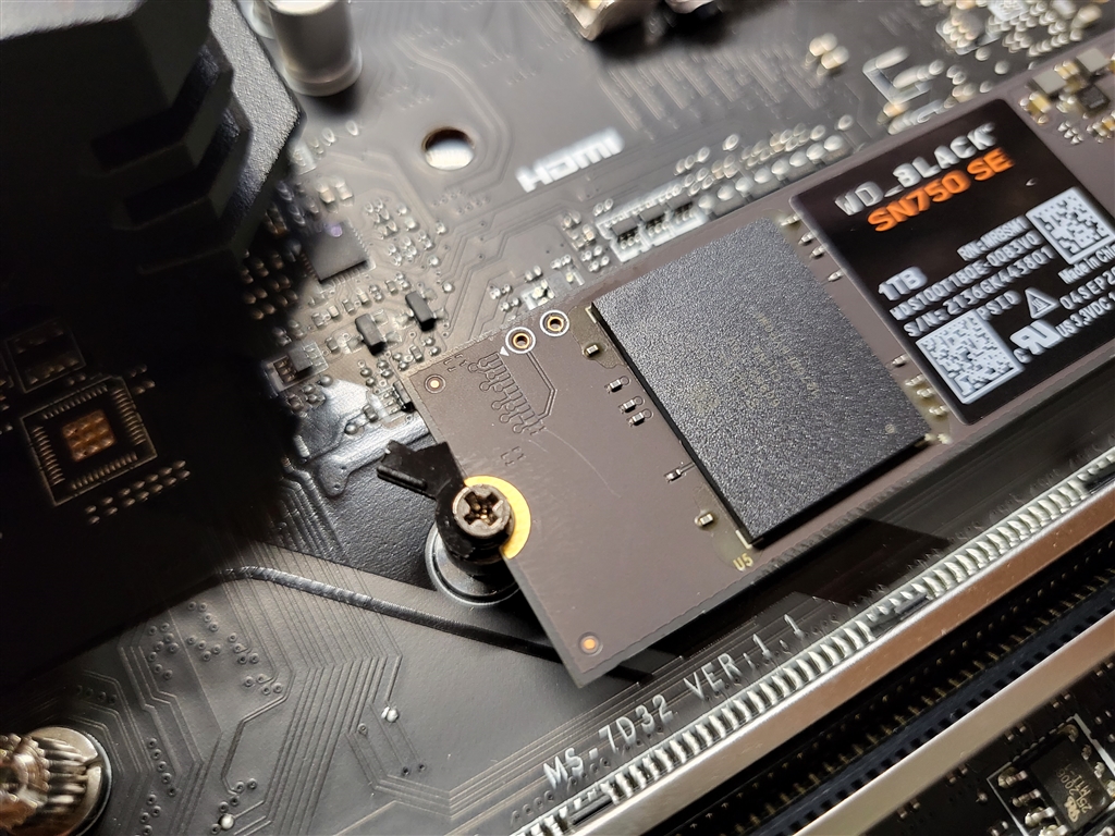 価格.com - 『M.2ソケット01には、ワンタッチで固定出来る治具が付いて