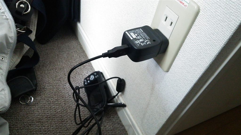 価格.com - 『充電コードはアダプターにUSBケーブルを差し込むのだが