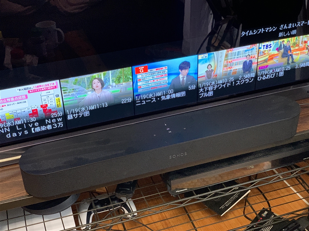 価格.com - 『テレビの前に設置したところ。テレビの高さによっては画面に干渉する。』Sonos Beam (Gen 2) [マットブラック]  コヤマタカヒロさんのレビュー・評価投稿画像・写真「リビングのサウンド環境全体をアップグレードできる」[621740]