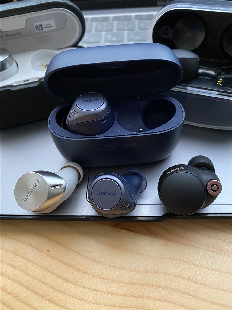 価格.com - 『右からSONY WF-1000XM4、Jabra Elite Active 75t