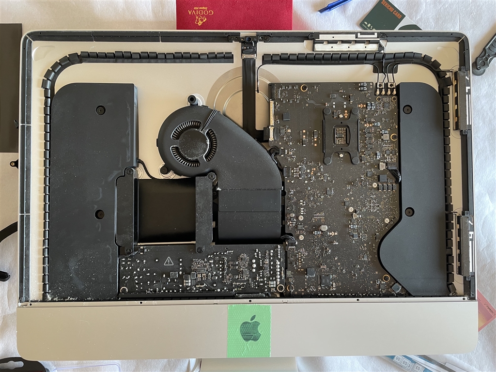 価格.com - 『分解すると結構ホコリが・・・』Apple iMac 21.5インチ 