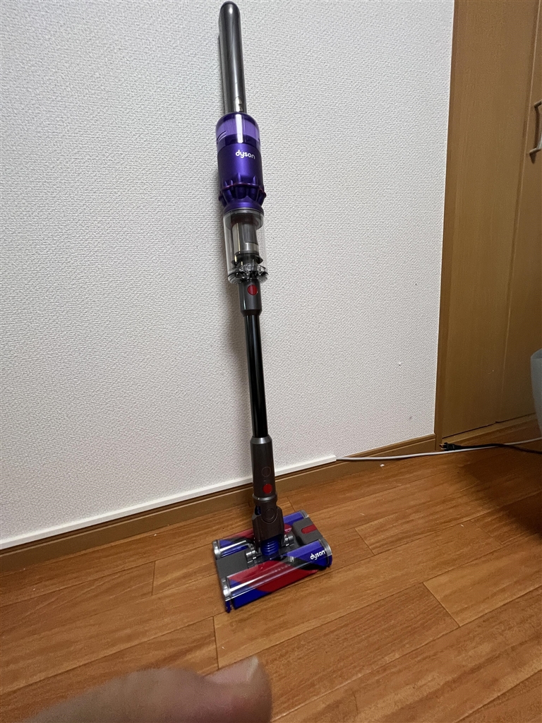 価格.com - 『掃除機本体を立てかけたところ。 モップのようなフォルムだ』ダイソン Dyson Omni-glide Complete SV19  OF N コヤマタカヒロさんのレビュー・評価投稿画像・写真「軽快な取り回しができるダブルローラータイプのスティック」[635458]