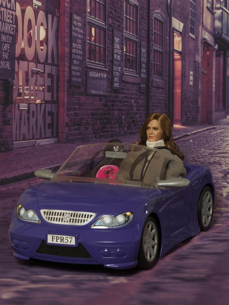 『写真5）紫色に塗装したFPR57にシリコン素体のアクションフィギアを乗せる』マテル バービー バービーとおでかけ