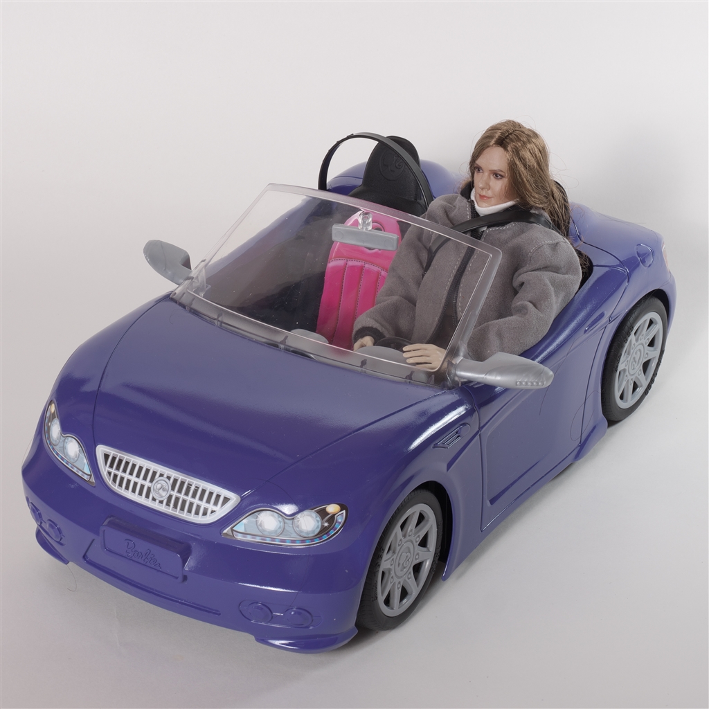 『写真6）アクションフィギアやFTG84ならばステアリングをちゃんと掴める。』マテル バービー バービーとおでかけ