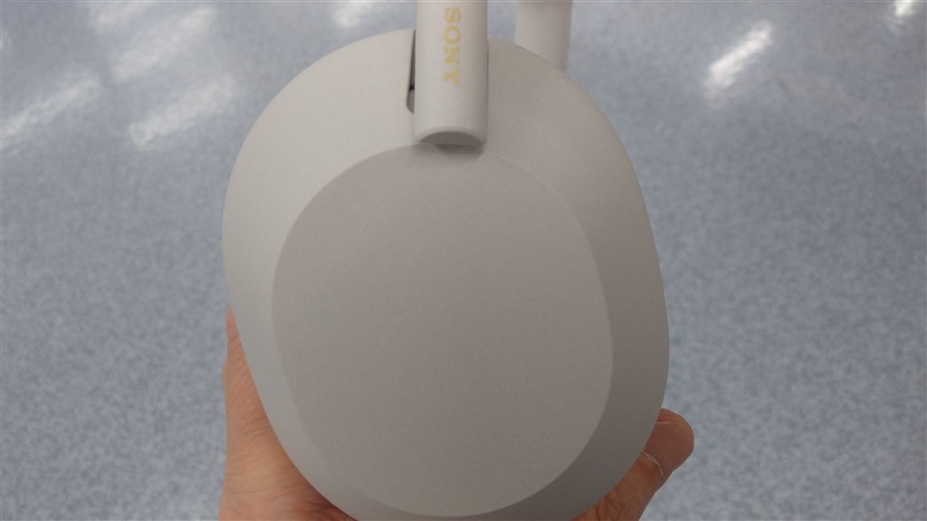 価格.com - 『1000XM5のプラチナシルバーはややマットな手触り』SONY