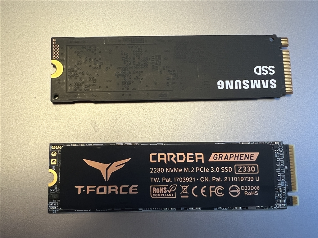 価格.com - 『上が最初に付いていた1TBのM.2 SSD、下が換装しようとする2TBのM.2 SSD』Team T-FORCE