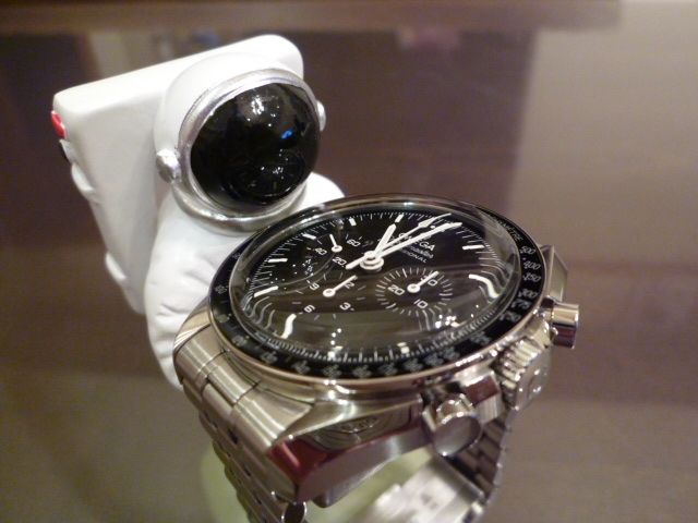 価格.com - 『宇宙服のウォッチスタンドはスピマス専用？』オメガ  