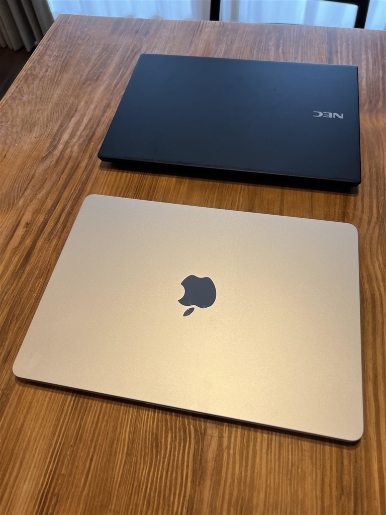 価格.com - 『黒色のパソコンとの比較。』Apple MacBook Air Liquid