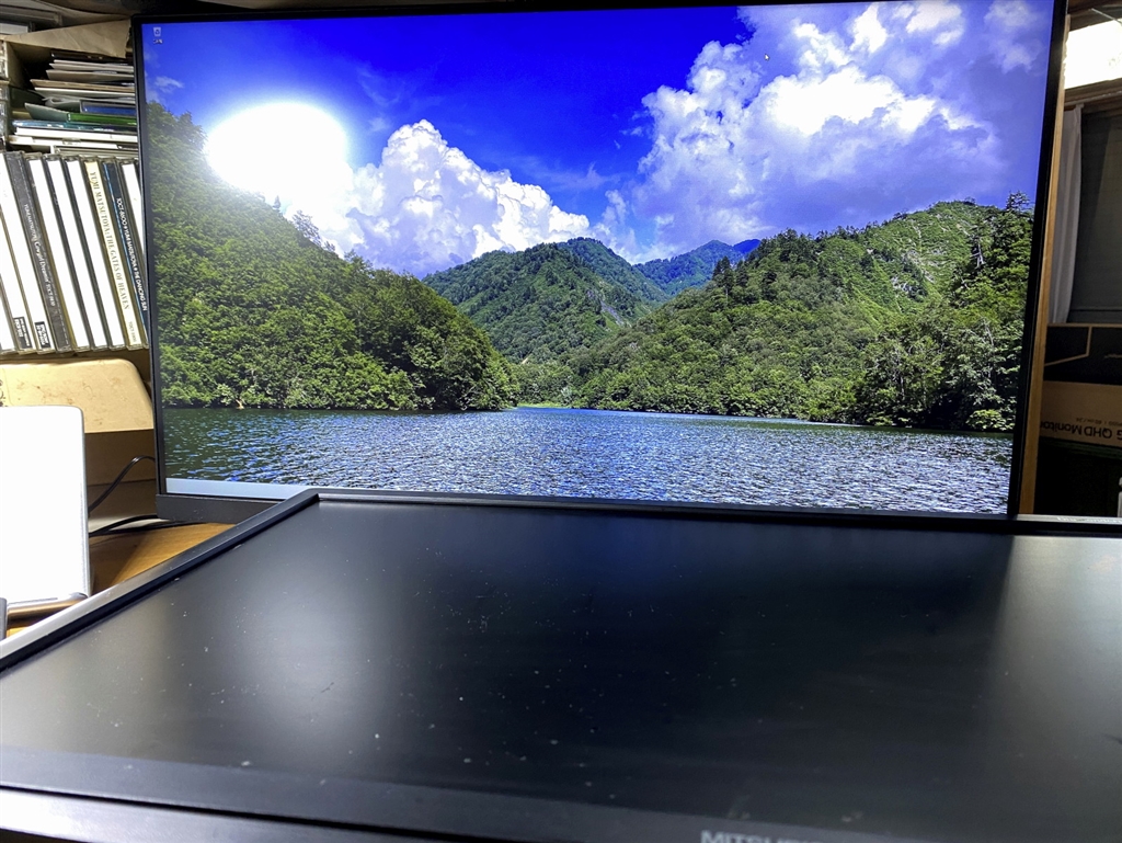 価格.com - 『HDRオンで実際より写真方が青がどぎついです。また手前に