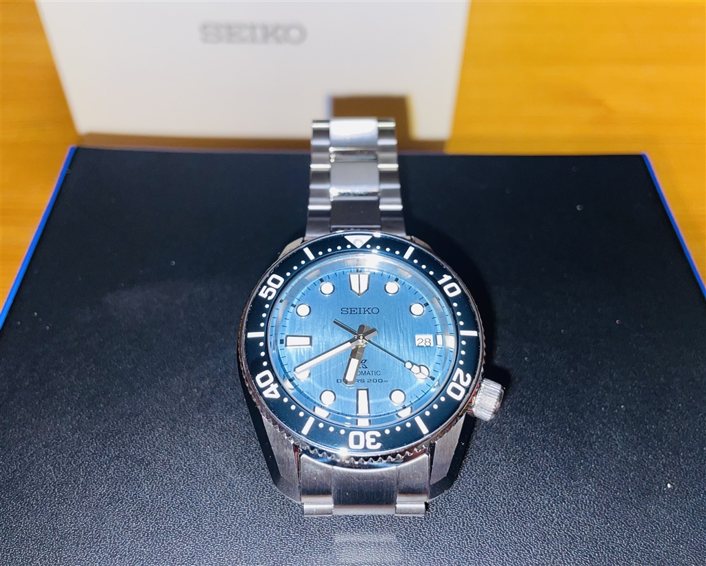 価格.com - 『強い明かりの元だと、鮮やかなライト・ブルーのカラーに